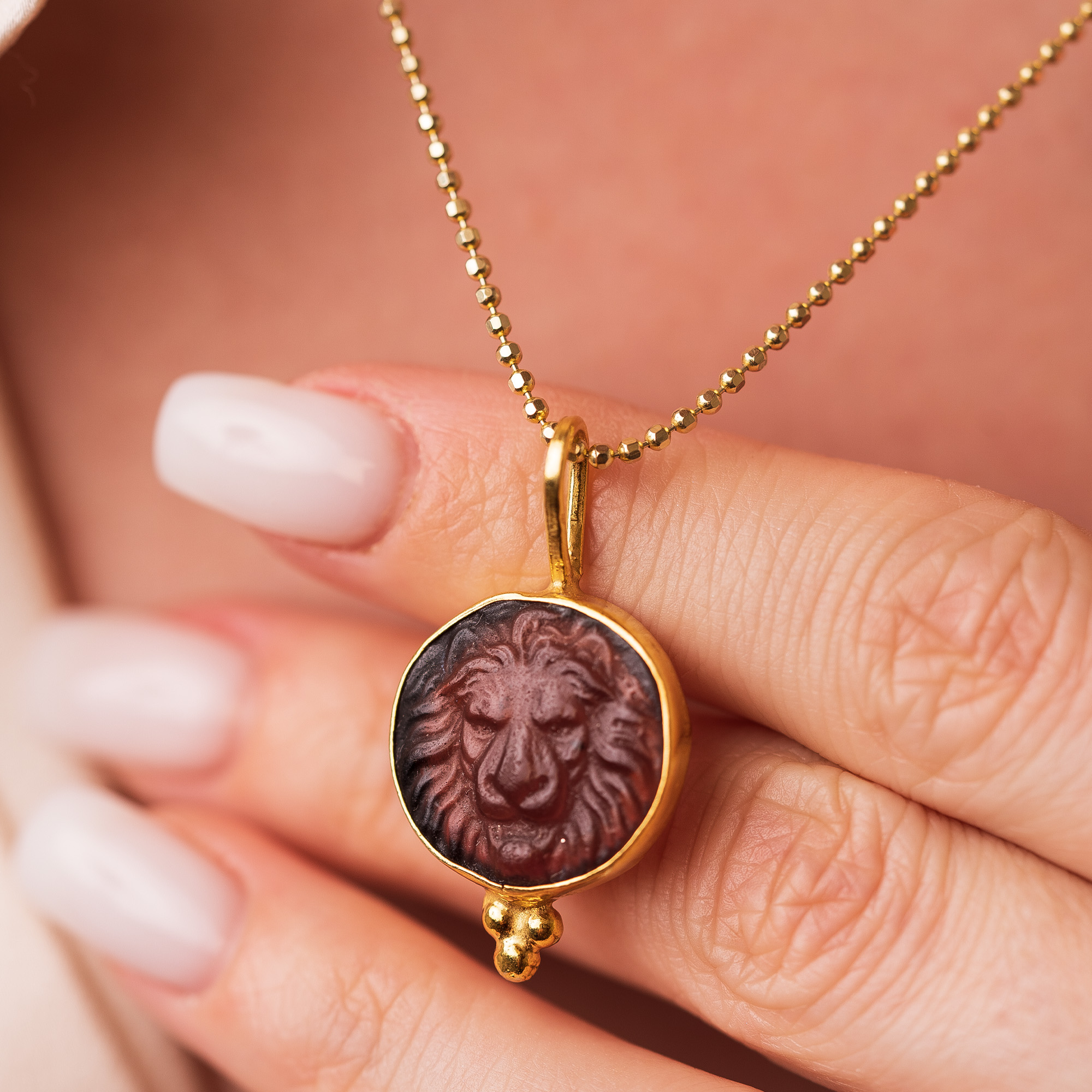 E54 Aslan Enamel İntaglio Kolye